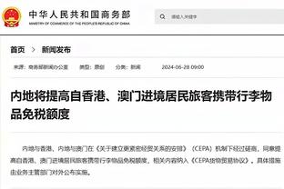 小伙子你很勇啊！杰伦威朝裁判比这个手势